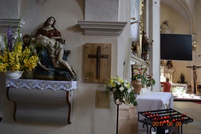 Pamiątkowy krzyż w nowogrodzieckim kościele