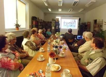 Seniorzy z Nowogrodźca spotkali się z fotoreporterką Anną Musiałówną 