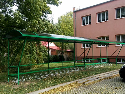 Szkoła w Gościszowie zyskała nową wiatę rowerową i ławeczki